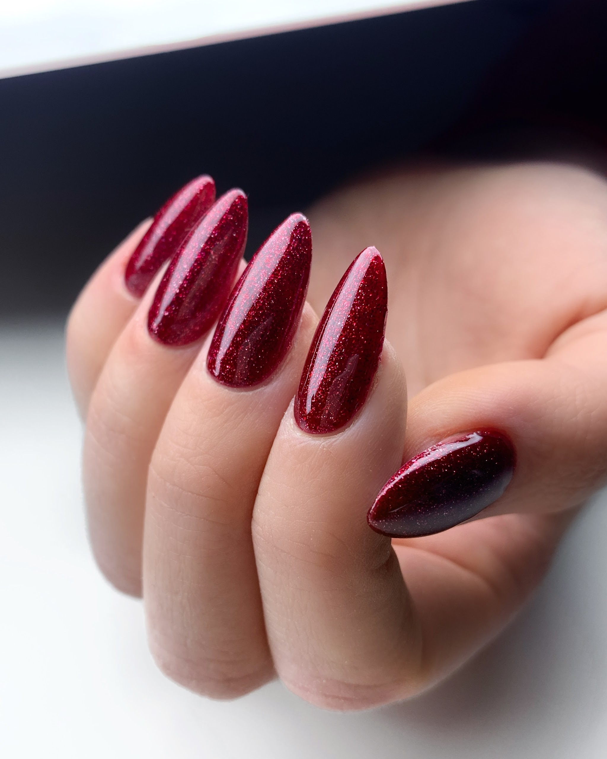 Amandelvormige nagels in donkerrode glitterlak