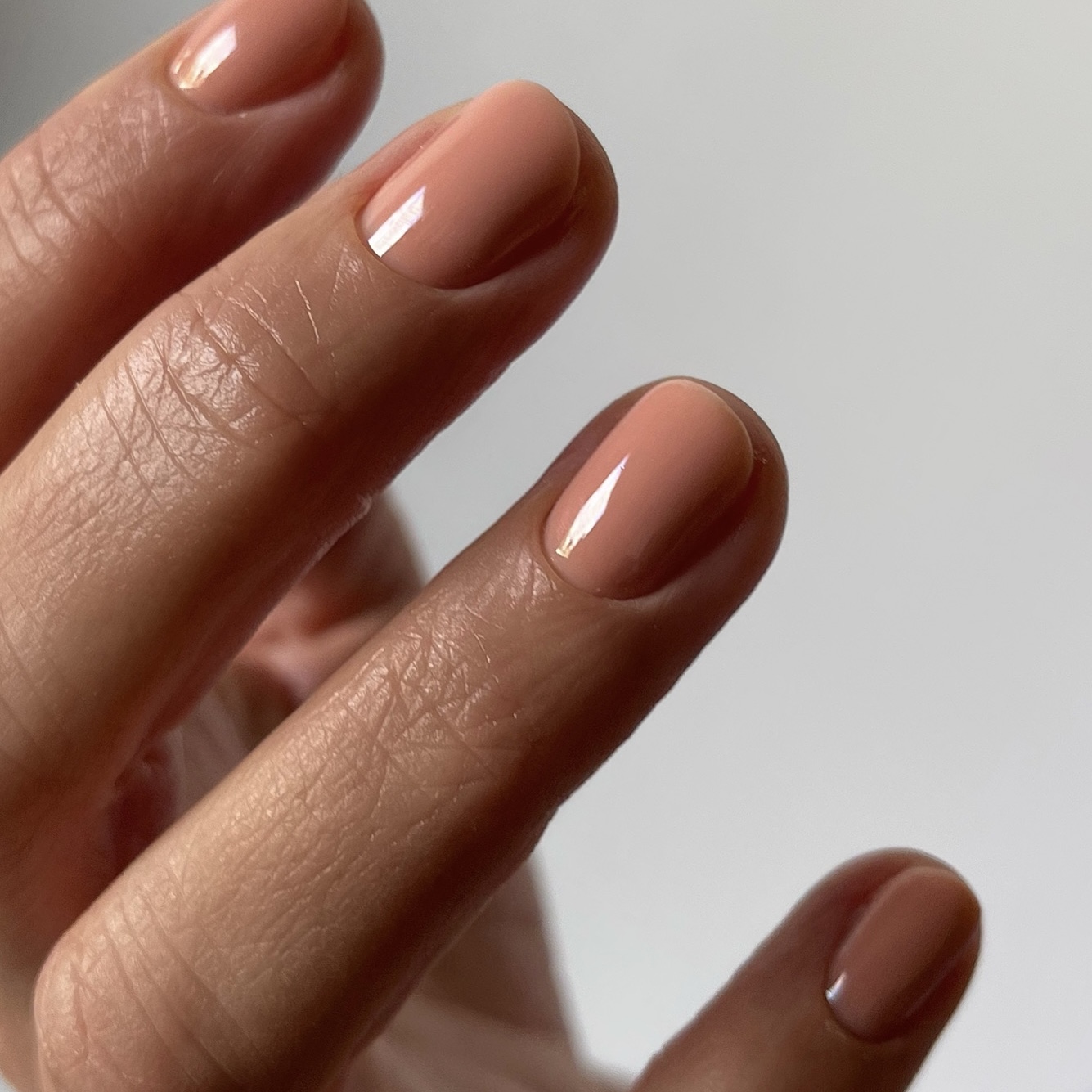 Korte nagels in een glanzende nude tint
